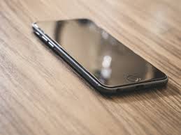 Zelfs een zichtbare smartphone — ongebruikt — neemt al cognitieve capaciteit weg en verlaagt de kwaliteit van gesprekken.